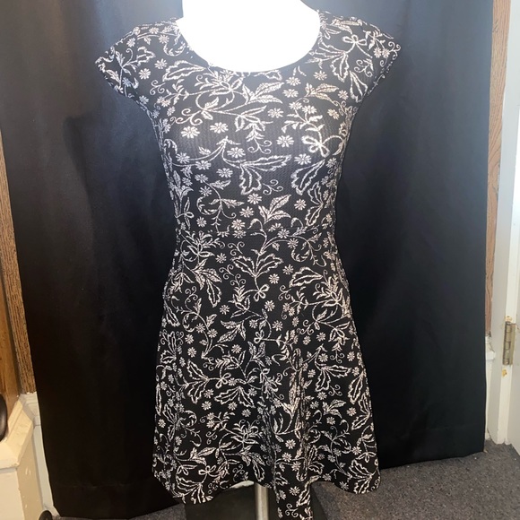 Dress - Picture 7 of 7